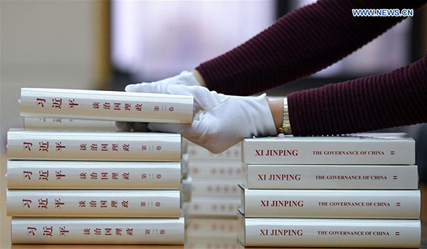 A worker from the Foreign Languages Press puts the second volume of President Xi Jinping's book Xi Jinping: The Governance of China in order, in Beijing, Nov 7, 2017. The second volume of Xi's book on governance has been published in both Chinese and English, the publisher said Tuesday. [Photo/Xinhua] 
