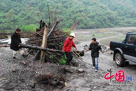 2008-05-13 11：33 西线公路已抢通， 成为大熊猫的生命线， 物资源源不断运往卧龙。 卧龙人/摄影