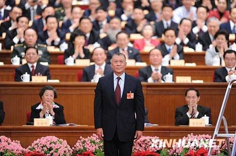 3月13日，中国人民政治协商会议第十一届全国委员会第三次会议增选何厚铧为政协第十一届全国委员会副主席。这是何厚铧走上主席台。新华社记者 李涛 摄