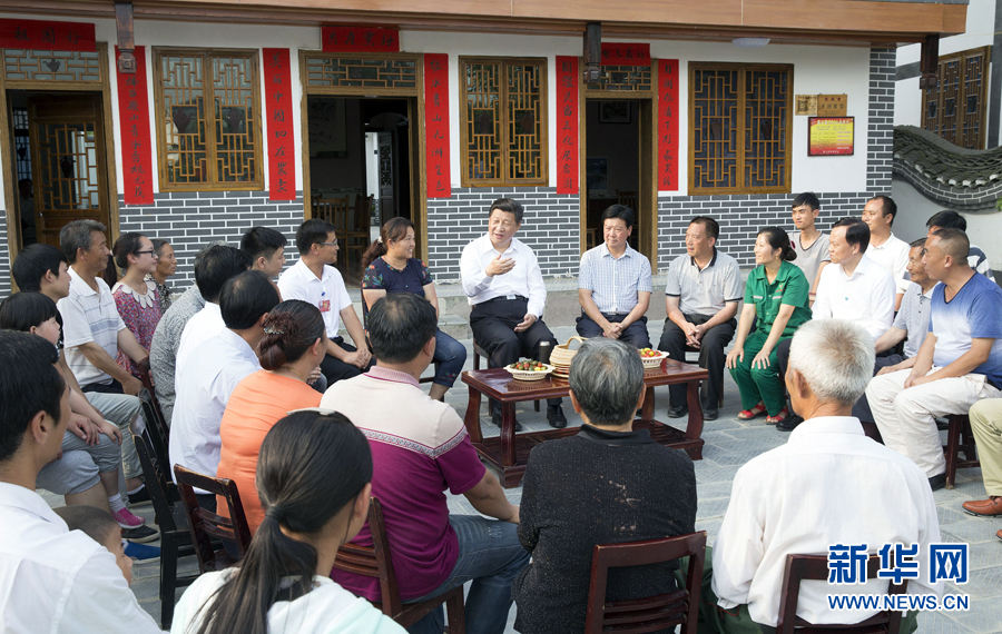 6月16日至18日，中共中央总书记、国家主席、中央军委主席习近平在贵州调研。这是16日下午，习近平在遵义县枫香镇花茂村同村民座谈。 新华社记者黄敬文摄 