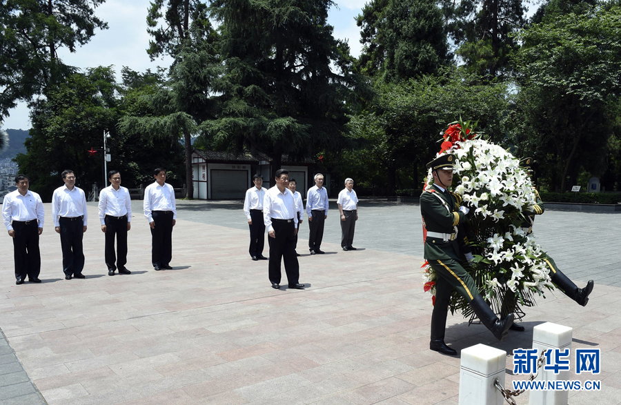 6月16日至18日，中共中央總書記、國家主席、中央軍委主席習近平在貴州調研。這是16日上午，習近平在遵義市紅軍山烈士陵園向紅軍烈士紀念碑敬獻花籃。 新華社記者李學仁攝 