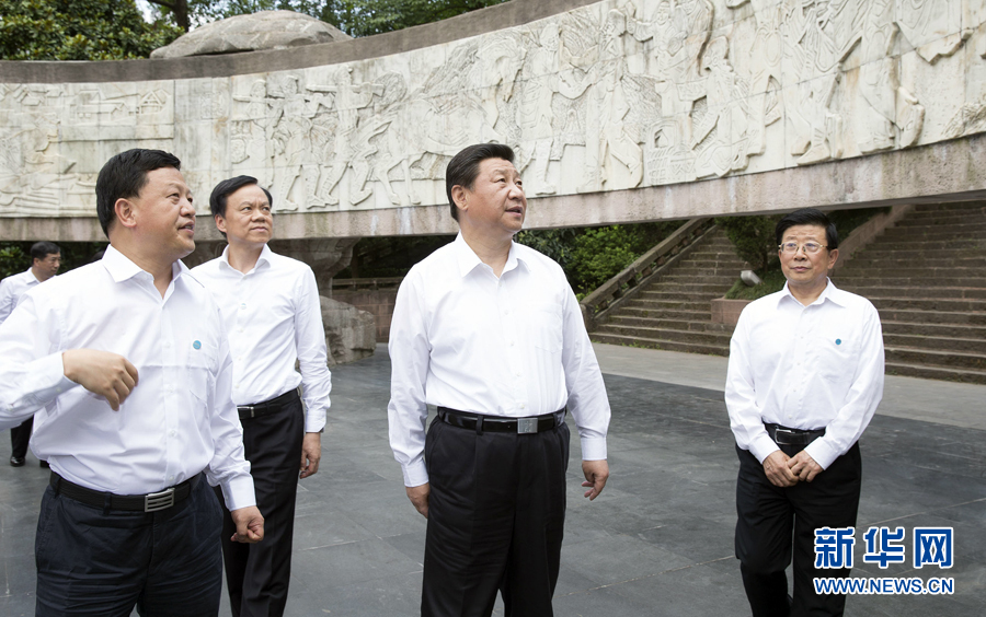 6月16日至18日，中共中央總書記、國家主席、中央軍委主席習近平在貴州調研。這是16日上午，習近平在遵義市紅軍山烈士陵園瞻仰紅軍烈士紀念浮雕。 新華社記者黃敬文攝