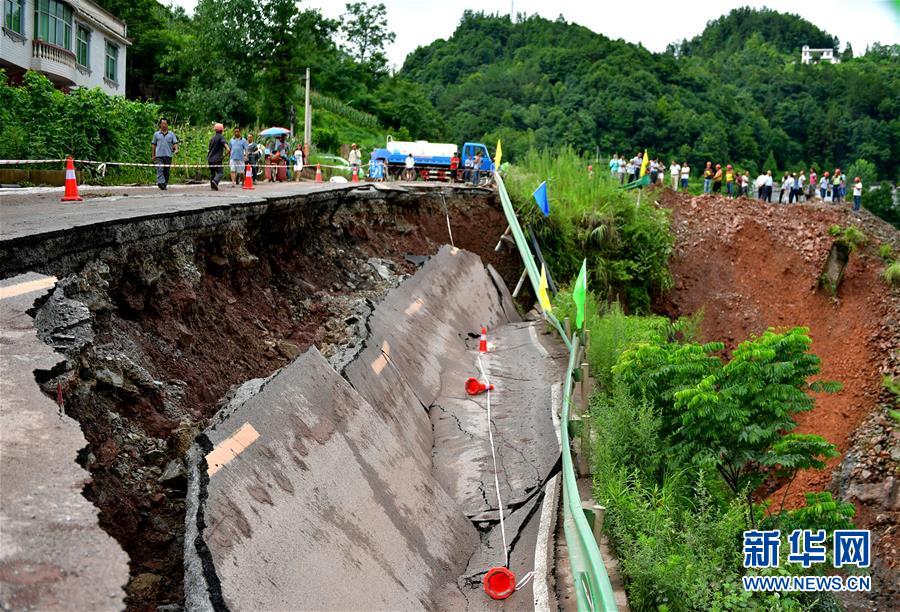 209国道湖北宣恩段发生地质滑坡