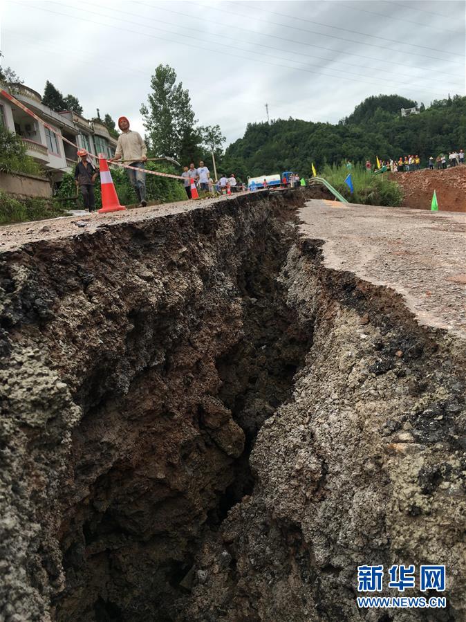 209国道湖北宣恩段发生地质滑坡