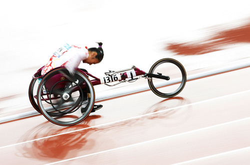 Dong Hongjiao competes. 