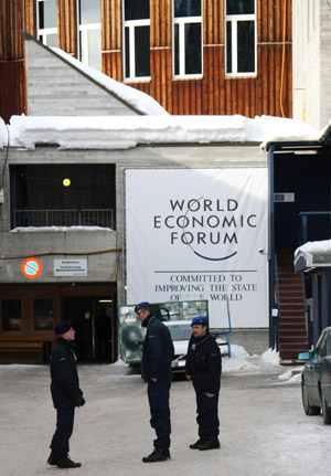 Policemen stand guard at the entrance to the venue of the World Economic Forum (WEF) in Davos, Switzerland, on January 26, 2009. [Xinhua]