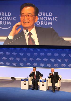 Chinese Premier Wen Jiabao (L) answers questions after speaking at the World Economic Forum annual meeting, in Davos, Switzerland, on January 28, 2009. [Xinhua]