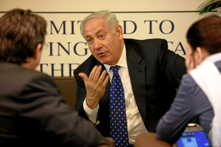 Benjamin Netanyahu, leader of Israel's Likud Party, talks with other participants during the Annual Meeting 2009 of the World Economic Forum (WEF) in Davos, Switzerland, on January 29, 2009. [Xinhua]