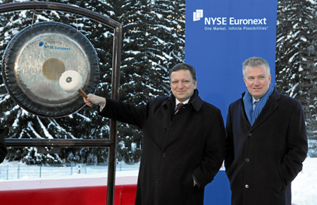 European Commission President Jose Manuel Barroso (L) and NYSE Euronext Deputy CEO Jean-Francois Theodore ring the bell outside the Davos congress center to open the European markets of NYSE Euronext in Davos, Switzerland, on January 29, 2009. [Xinhua]