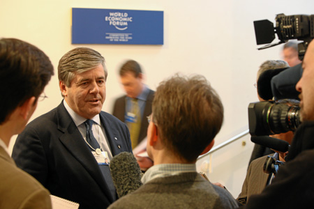 Josef Ackermann (2nd L), chairman of the Management Board and the Group Executive Committee of the Deutsche Bank, speaks to reporters at the congress center during the Annual Meeting 2009 of the World Economic Forum (WEF) in Davos, Switzerland, on January 29, 2009. [Xinhua]