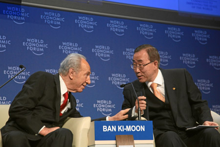 Shimon Peres (L), President of Israel speaks with Ban Ki-moon, Secretary-General of United Nations, during the session 'Gaza: The Case for Middle East Peace' at the Annual Meeting 2009 of the World Economic Forum in Davos, Switzerland, on January 29, 2009. [Xinhua]