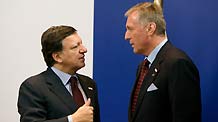 Czech Prime Minister Mirek Topolanek (R), whose country currently holds the rotating EU presidency, talks with European Commission President Jose Manuel Barroso at EU headquarters prior to the special summit in Brussels, capital of Belgium, on March 1, 2009. The European Union leaders held a special summit focusing on economic recession on Sunday.