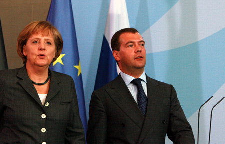 German Chancellor Angela Merkel (L) and visiting Russian President Dmitry Medvedev attend a news conference in Berlin, capital of Germany, on March 31, 2009. Dmitry Medvedev, arrived in Berlin on March 31, called for creating an new international currency system ahead of the G20 summit in London. 