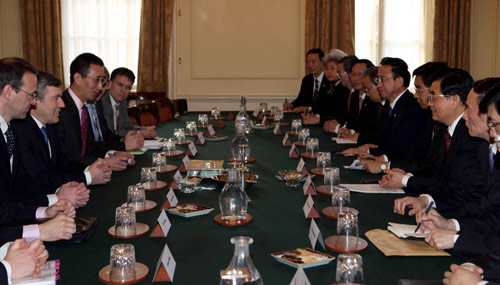 Chinese President Hu Jintao (3rd R) meets with British Prime Minister Gordon Brown (2nd L) in London, Britain, on April 1, 2009. 