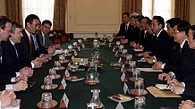 Chinese President Hu Jintao (3rd R) meets with British Prime Minister Gordon Brown (2nd L) in London, Britain, on April 1, 2009.