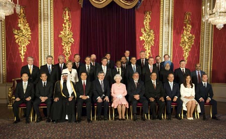 Chinese President Hu Jintao (4th L, 1st row) and other leaders attending the Group of 20 summit pose for group photos during a reception hosted by Queen Elizabeth II in London, Britain, on April 1, 2009. 