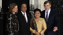 Indonesian President Susilo Bambang Yudhoyono (2L) and his wife Kristiani Herawaati are greeted by British Prime Minister Gordon Brown and his wife Sarah as they arrive at No. 10 Downing Street in London April 1, 2009. Brown hosted a working dinner for the leaders attending the Group of 20 Countries (G20) summit at No.10 Downing Street on April 1, 2009. The G20 Summit on Financial Markets and World Economy will be held in London on April 2.