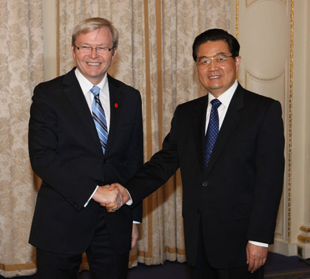 Chinese President Hu Jintao (R) shakes hands with Australian Prime Minister Kevin Rudd in London, Britain, on April 2, 2009. 