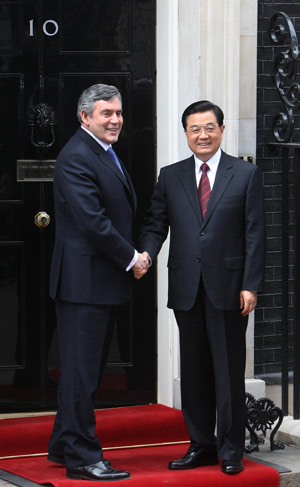 Chinese President Hu Jintao (R) meets with British Prime Minister Gordon Brown in London, Britain, on April 1, 2009. 