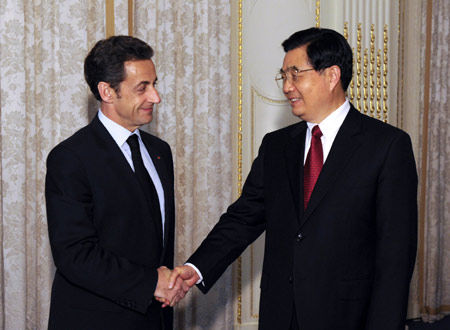 Chinese President Hu Jintao (R) shakes hands with French President Nicolas Sarkozy during their meeting in London, Britain, on April 1, 2009. 