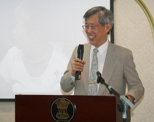 Former Ambassador Zhou Gang delivered a speech at the book release ceremony on August 4, 2009. 
