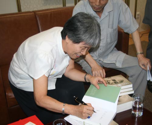 Prof. Deng signed books for Chinese readers at the release ceremony on August 4, 2009.