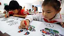 Xie Yuxing (R), a 10-year-old deaf and dumb girl from the mountainous region in northern Fujian Province, draws patterns on the art lesson, in Nanping, southeast China's Fujian Province, October 29, 2009.