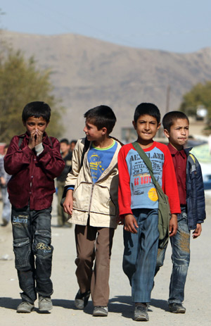 Rueid (1st L) goes to school with his classmates in Kabul, capital of Afghanistan, on October 31, 2009.