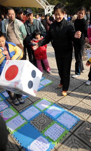 A citizen attends the quiz game at a park in Nanchang, capital of central China's Jiangxi Province, December 5, 2009. About 100 college students from 7 universities in Nanchang initiated a series of events called 'Campaign of 20' on Saturday, arosing citizens' attentions on global climate change and calling on the low-carbon life.