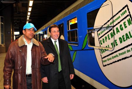 Achim Steiner (R), executive director of the United Nations Environment Programme, walks to the 'Climate Express' in Brussels, capital of Belgium, December 5, 2009.