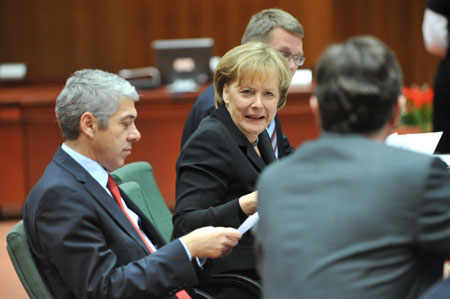 German Chancellor Angela Merkel (C) talks with Slovenian Prime Minister Borut Pahor (R) and Portuguese Prime Minister Jose Socrates (L) during the second-day meeting of the EU summit at EU headquarters in Brussels, capital of Belgium, on December 11, 2009. 