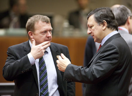 Danish Prime Minister Lars Lokke Rasmussen (L) talks with European Commission President Jose Manuel Barroso before the start of the second-day meeting of the EU summit at EU headquarters in Brussels, capital of Belgium, on December 11, 2009.