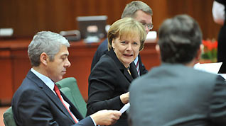 German Chancellor Angela Merkel (C) talks with Slovenian Prime Minister Borut Pahor (R) and Portuguese Prime Minister Jose Socrates (L) during the second-day meeting of the EU summit at EU headquarters in Brussels, capital of Belgium, on December 11, 2009.