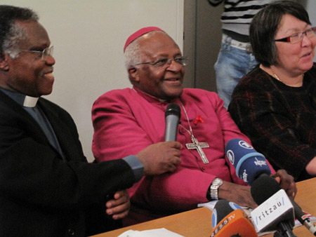 Archbishop Desmond Tutu answers questions during the Copenhagen climate conference. (Photo: Chinadaily.com.cn)