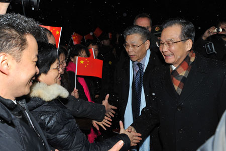 Chinese Premier Wen Jiabao (1st, R) is welcomed after he arrives at Copenhagen, capital of Denmark , on December 16, 2009.