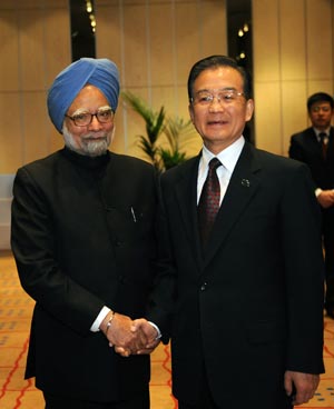 Chinese Premier Wen Jiabao (R) meets with Indian Prime Minister Manmohan Singh in Copenhagen, Denmark, December 18, 2009. 