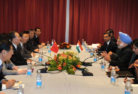 Chinese Premier Wen Jiabao (L3) meets with Indian Prime Minister Manmohan Singh (R2) in Copenhagen, Denmark, December 18, 2009.