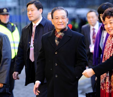 Chinese Premier Wen Jiabao (C) arrives at the conference hall of the United Nations Climate Change Conference in Copenhagen, capital of Denmark, December 18, 2009. More than 100 heads of state and government convened here on Friday to boost the global efforts to fight global warming as the UN Climate Change Conference moved into the final summit segment.