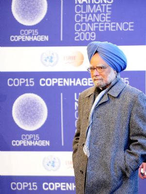 Indian Prime Minister Manmohan Singh arrives at the venue of the United Nations Climate Change Conference in Copenhagen, capital of Denmark, December 18, 2009.