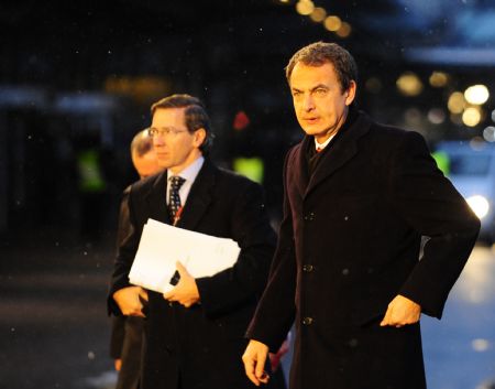 Spain&apos;s Prime Minister Jose Luis Rodriguez Zapatero (R) arrives at the venue of the United Nations Climate Change Conference in Copenhagen, capital of Denmark, December 18, 2009.