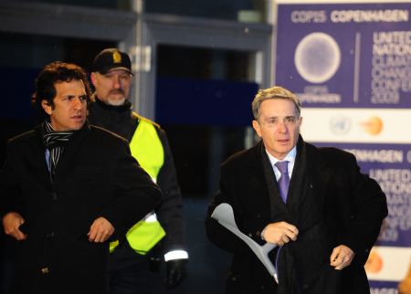 Colombia&apos;s President Alvaro Uribe Velez (R) arrives at the venue of the United Nations Climate Change Conference in Copenhagen, capital of Denmark, December 18, 2009.