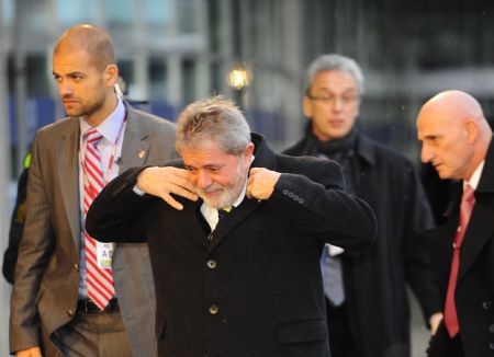 Brazil&apos;s President Luiz Inacio Lula da Silva (front) arrives at the venue of the United Nations Climate Change Conference in Copenhagen, capital of Denmark, December 18, 2009.