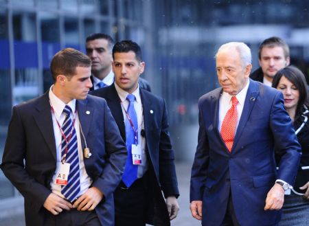Israeli President Shimon Peres (front R) arrives at the venue of the United Nations Climate Change Conference in Copenhagen, capital of Denmark, December 18, 2009.