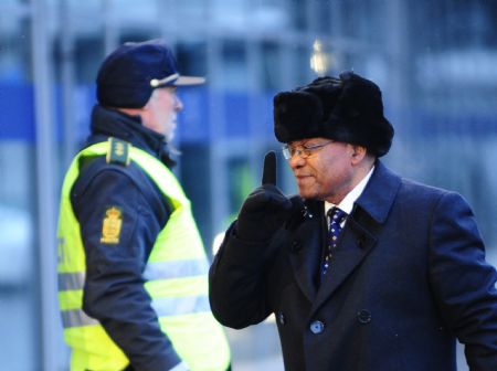 South Africa&apos;s President Jacob Zuma (R) arrives at the venue of the United Nations Climate Change Conference in Copenhagen, capital of Denmark, December 18, 2009.