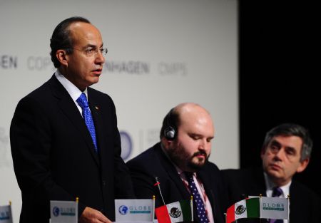 Mexican President Felipe Calderon (L) address the media after being presented with the the Globe International Award by British Prime Minister Gordon Brown (R) during the United Nations Framework Climate Change Conference in Copenhagen, Denmark, December 17, 2009.