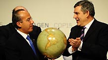 Mexican President Felipe Calderon (L) is presented with the Globe International Award by British Prime Minister Gordon Brown for his leadership on environment protection during the United Nations Framework Climate Change Conference in Copenhagen, Denmark, December 17, 2009.