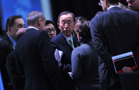 UN Secretary-General Ban Ki-moon (C) talks with representatives during the UN Climate Change Conference in Copenhagen, capital of Denmark, on December 19, 2009.