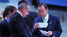 UN Secretary-General Ban Ki-moon (1st, R) talks with Yvo de Boer (2nd, L), Executive Secretary of United Nations Framework Convention on Climate Change, during the UN Climate Change Conference in Copenhagen, capital of Denmark, on December 19, 2009.