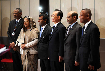 Chinese Premier Wen Jiabao (3rd, R) poses for a group photo with President of the Maldvies Mohammed Nasheed (3rd, L), Bangladeshi Prime Minister Sheikh Hasina (2nd, L), Ethiopian Prime Minister Meles Zenawi (2nd, R), Grenadian Prime Minister Tillman Thomas (1st, R) and Sudanese Presidential Assistant Nafie Ali Nafie (1st, L) ahead of their meeting in Copenhagen, capital of Denmark, on December 17, 2009.