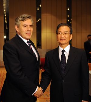 Chinese Premier Wen Jiabao (R) shakes hands with British Prime Minister Gordon Brown in Copenhagen, Denmark, December 17, 2009. 